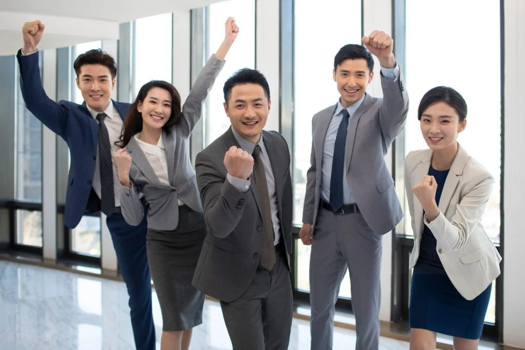 Ảnh minh họa đội ngũ nhân viên từ trang sản phẩm bảo hiểm kết hợp con người của PJICO