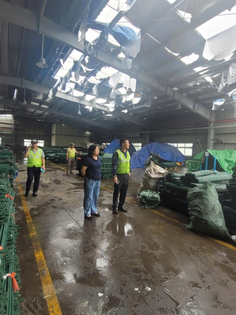Cán bộ PJICO xem xét tổn thất tại nhà xưởng sau bão Yagi, ảnh công bố năm 2024